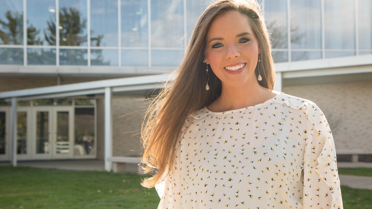 Photo of Lauren Linton.